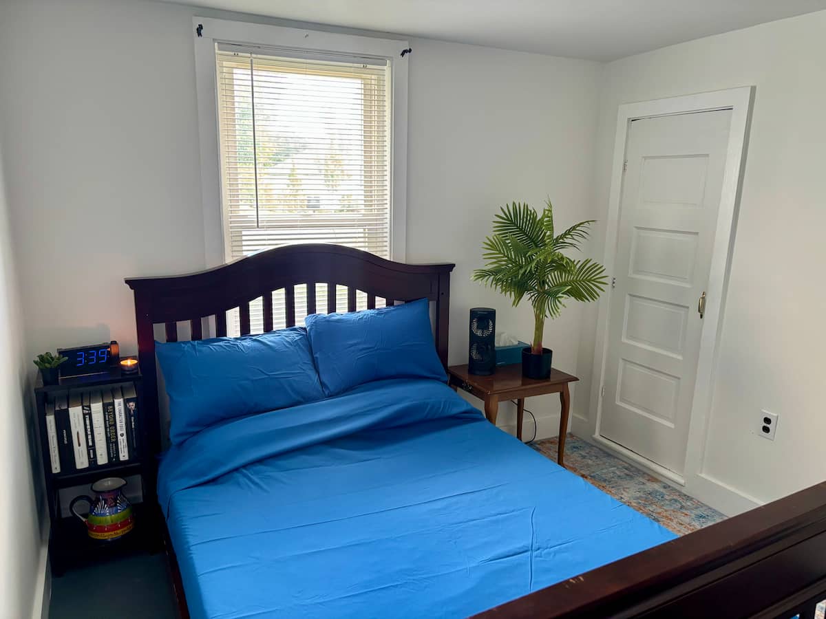 Second bedroom with blue linens