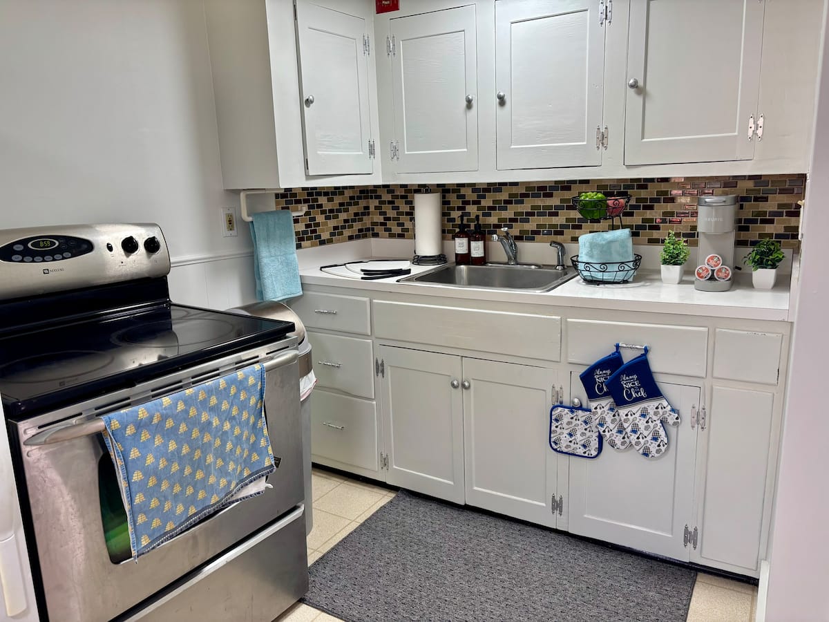 Fully equipped kitchen with mosaic backsplash